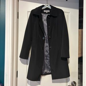 Anne Klein black water repellant trench coat. Size small.